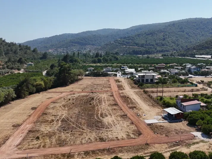 İZMİR AHMETBEYLİ SAHİLE YAKIN 217 M2 ELEKTRİK SUYU OLAN YATIRIMLIK BAHÇELER