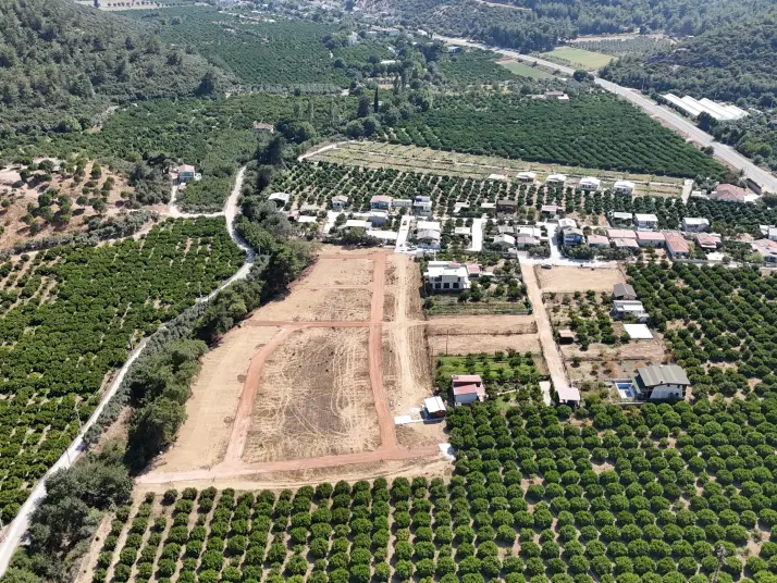 İZMİR AHMETBEYLİ SAHİLE YAKIN 217 M2 ELEKTRİK SUYU OLAN YATIRIMLIK BAHÇELER
