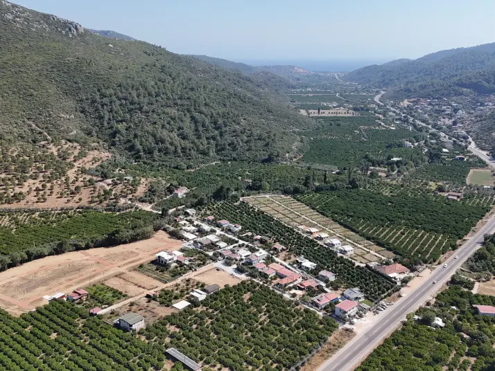 İZMİR AHMETBEYLİ SAHİLE YAKIN 217 M2 ELEKTRİK SUYU OLAN YATIRIMLIK BAHÇELER