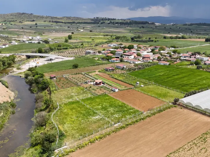 İZMİR DEVELİ İZBANA YÜRÜME MESAFESİNDE SATILIK 1.000M2 HARİKA BAHÇE