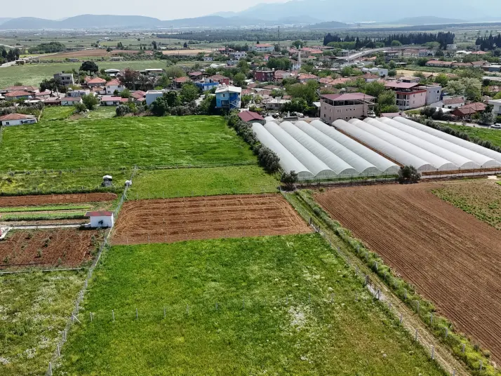 İZMİR DEVELİ İZBANA YÜRÜME MESAFESİNDE SATILIK 1.000M2 HARİKA BAHÇE