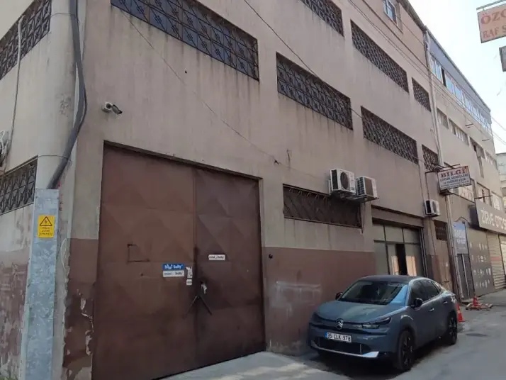 GAZİEMİR TURYAPTAN ANA CADDEYE 120 M. KOMPLE KİRALIK İMALATHANE