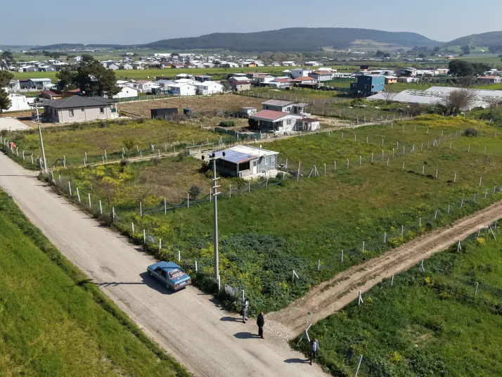 DEVELİDE SATILIK 1.050 M2 RESMİ TAPULU İZBANA YAKIN ASFALT CEPHELİ KÖŞE TARLA