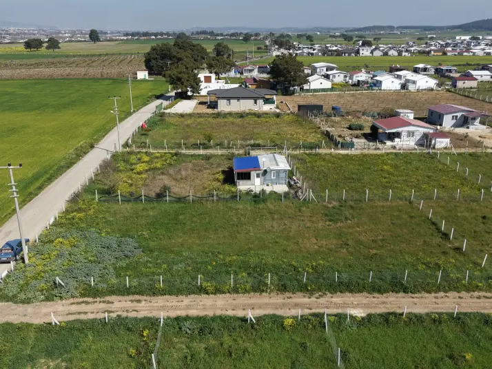 DEVELİDE SATILIK 1.050 M2 RESMİ TAPULU İZBANA YAKIN ASFALT CEPHELİ KÖŞE TARLA