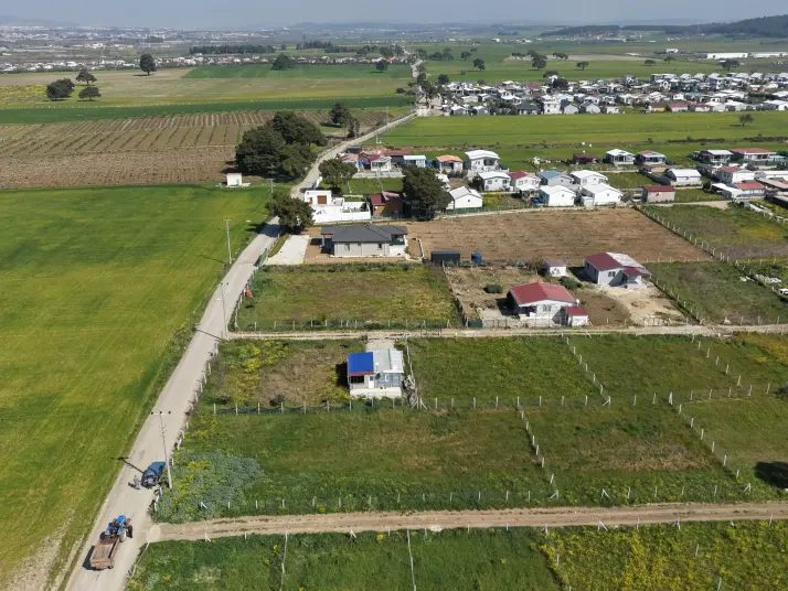 DEVELİDE SATILIK 1.050 M2 RESMİ TAPULU İZBANA YAKIN ASFALT CEPHELİ KÖŞE TARLA