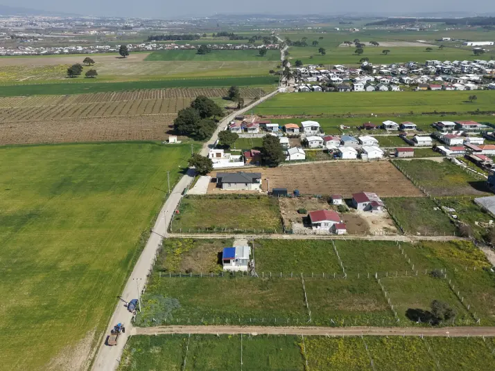 DEVELİDE SATILIK 1.050 M2 RESMİ TAPULU İZBANA YAKIN ASFALT CEPHELİ KÖŞE TARLA