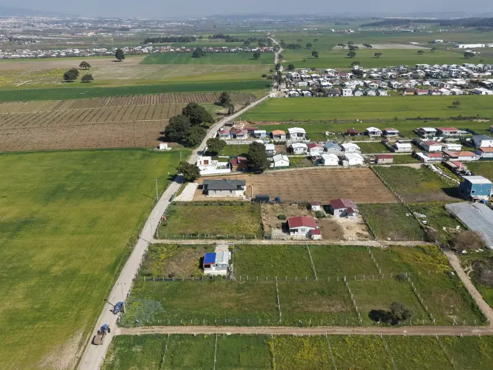 DEVELİDE SATILIK 1.050 M2 RESMİ TAPULU İZBANA YAKIN ASFALT CEPHELİ KÖŞE TARLA