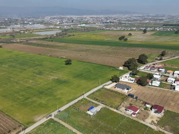 DEVELİDE SATILIK 1.050 M2 RESMİ TAPULU İZBANA YAKIN ASFALT CEPHELİ KÖŞE TARLA