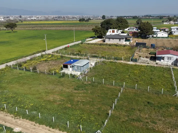 DEVELİDE SATILIK 1.050 M2 RESMİ TAPULU İZBANA YAKIN ASFALT CEPHELİ KÖŞE TARLA