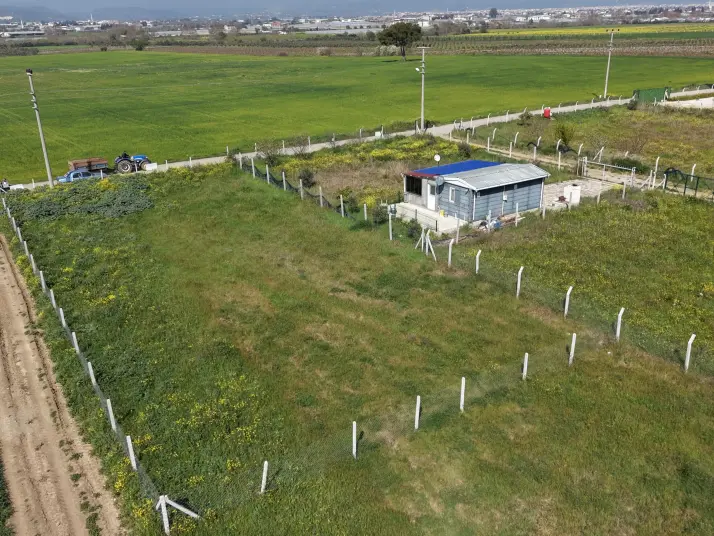 DEVELİDE SATILIK 1.050 M2 RESMİ TAPULU İZBANA YAKIN ASFALT CEPHELİ KÖŞE TARLA