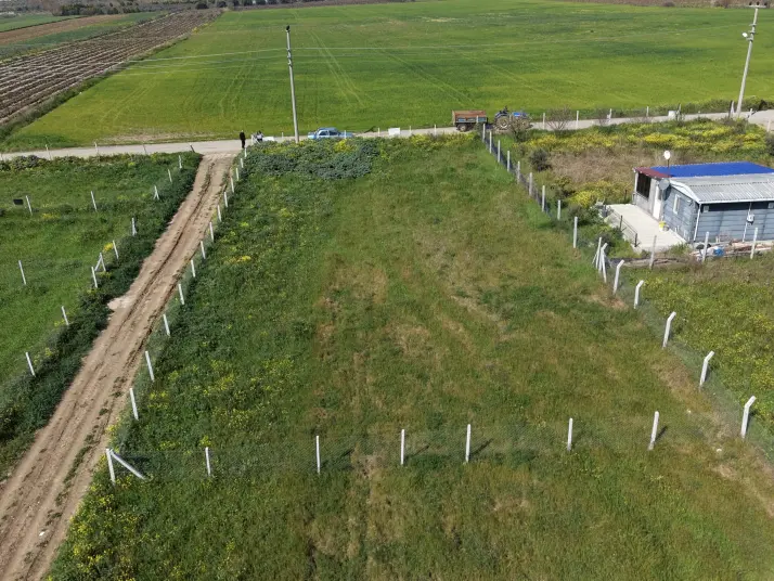 DEVELİDE SATILIK 1.050 M2 RESMİ TAPULU İZBANA YAKIN ASFALT CEPHELİ KÖŞE TARLA