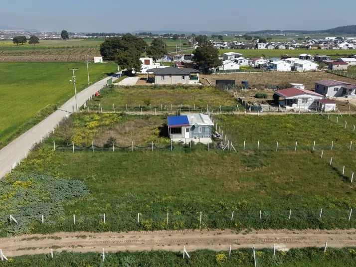 DEVELİDE SATILIK 1.050 M2 RESMİ TAPULU İZBANA YAKIN ASFALT CEPHELİ KÖŞE TARLA