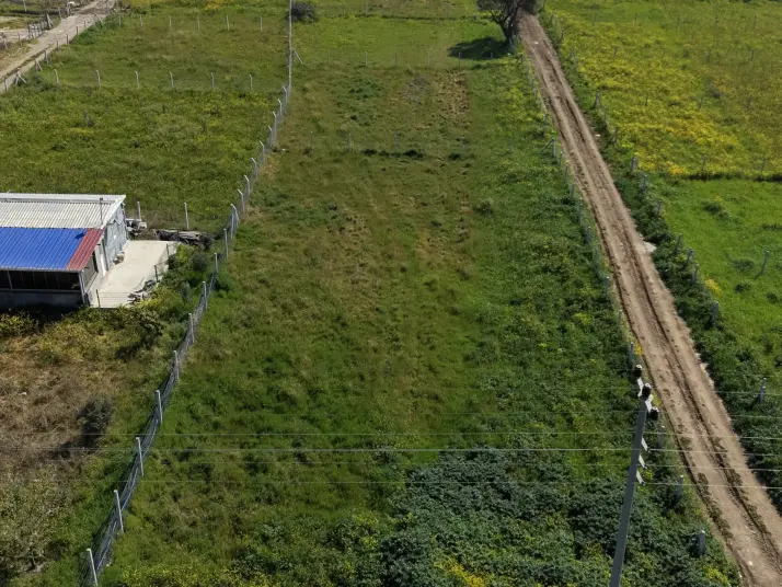 DEVELİDE SATILIK 1.050 M2 RESMİ TAPULU İZBANA YAKIN ASFALT CEPHELİ KÖŞE TARLA