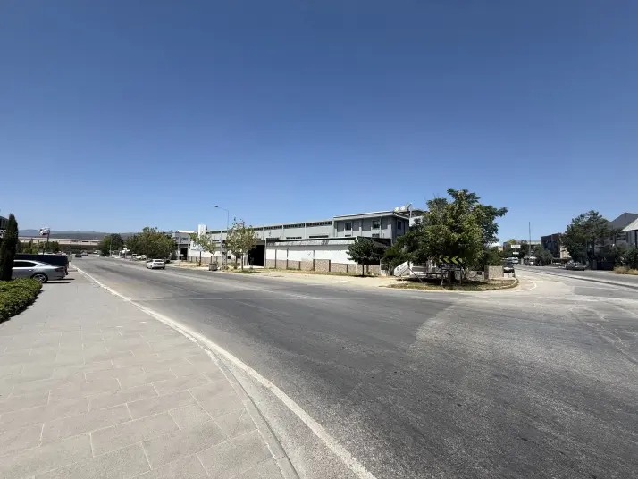     Ana Arter Üzeri Köşe Fabrika Sanayi + Atık Üretim Uygun