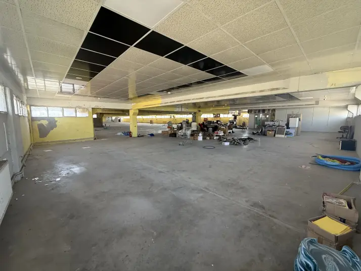     Ana Arter Üzeri Köşe Fabrika Sanayi + Atık Üretim Uygun