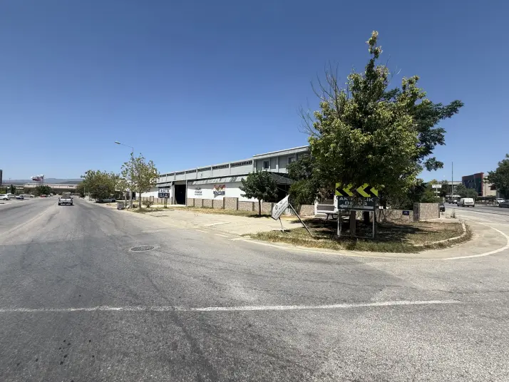     Ana Arter Üzeri Köşe Fabrika Sanayi + Atık Üretim Uygun