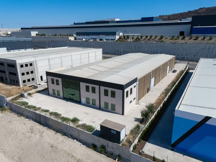 ALOSBİ’DE 2.800 m² KAPALI ALANLI KİRALIK FABRİKA