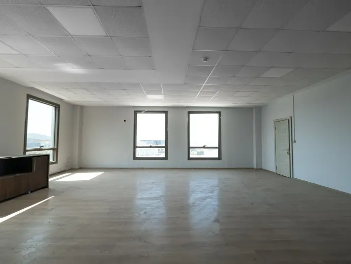 ALOSBİ’DE 2.800 m² KAPALI ALANLI KİRALIK FABRİKA