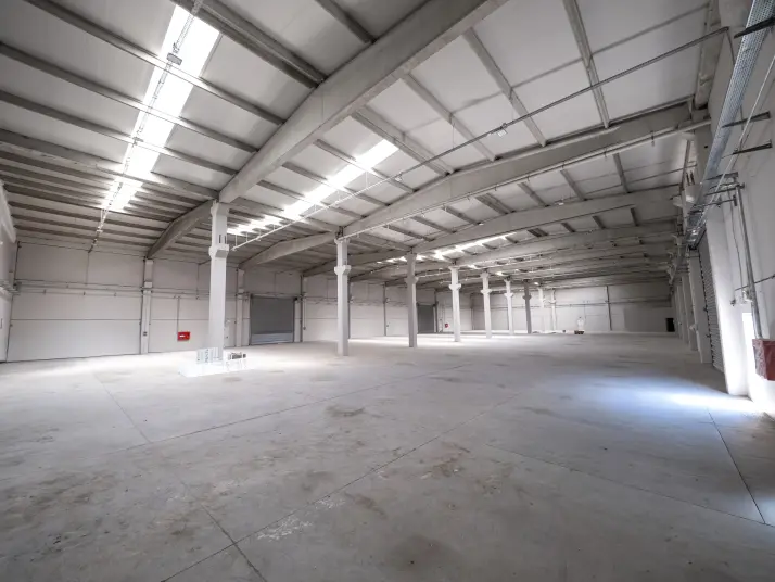 ALOSBİ’DE 2.800 m² KAPALI ALANLI KİRALIK FABRİKA