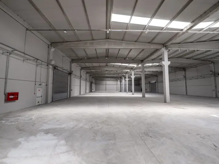 ALOSBİ’DE 2.800 m² KAPALI ALANLI KİRALIK FABRİKA