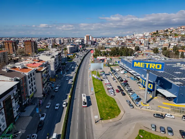 ÇİĞLİ’DE ANADOLU CADDESİNE YAKIN SATILIK KOMPLE BİNA