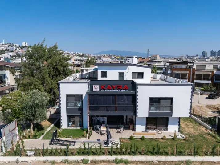ÇİĞLİ’DE ANADOLU CADDESİNE YAKIN SATILIK KOMPLE BİNA