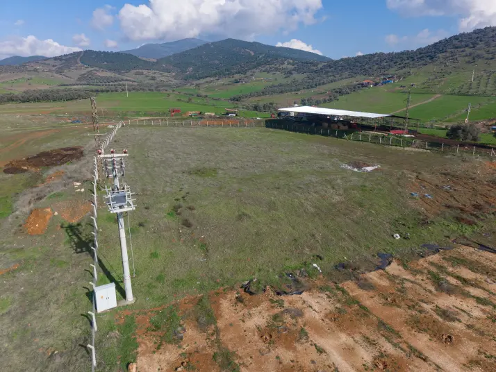 İZMİR BAYINDIR’DA SATILIK TARLA VE TOPRAKSIZ ÇİLEK SERASI