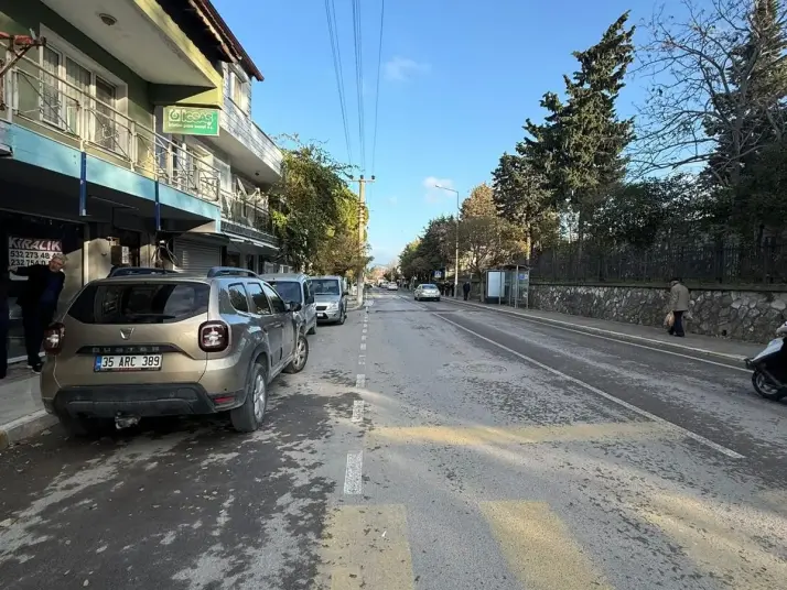 Urla Zafer caddesi üzeri geniş cepheli dükkanlar