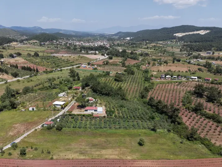 İZMİR YENİKÖYDE SATILIK 7.100 M2 TAPULU ÇİFTLİK İÇİN UYGUN MUHTEŞEM ARAZİ
