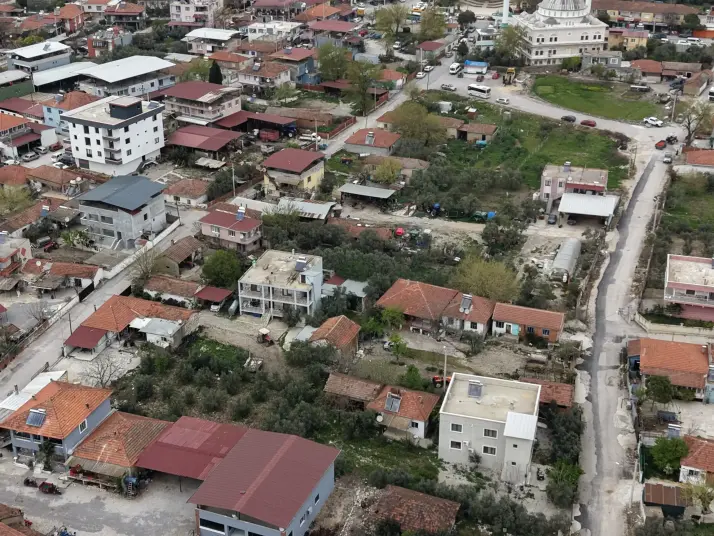 İZMİR TEKELİ MERKEZDE SATILIK 330 M2 ARSA 125 M2 SIFIR ÇATILI EV DOĞALGAZ KAPIDA