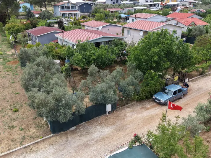 İZMİR ATAKÖYDE SATILIK 500 M2 ARSA İÇERİSİNDE 2+1 EV MEYVE BAHÇESİ SAHİLE 10 DAKİKA
