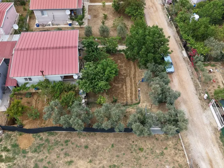 İZMİR ATAKÖYDE SATILIK 500 M2 ARSA İÇERİSİNDE 2+1 EV MEYVE BAHÇESİ SAHİLE 10 DAKİKA