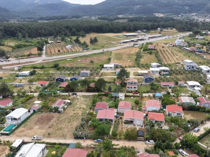 İZMİR ATAKÖYDE SATILIK 500 M2 ARSA İÇERİSİNDE 2+1 EV MEYVE BAHÇESİ SAHİLE 10 DAKİKA