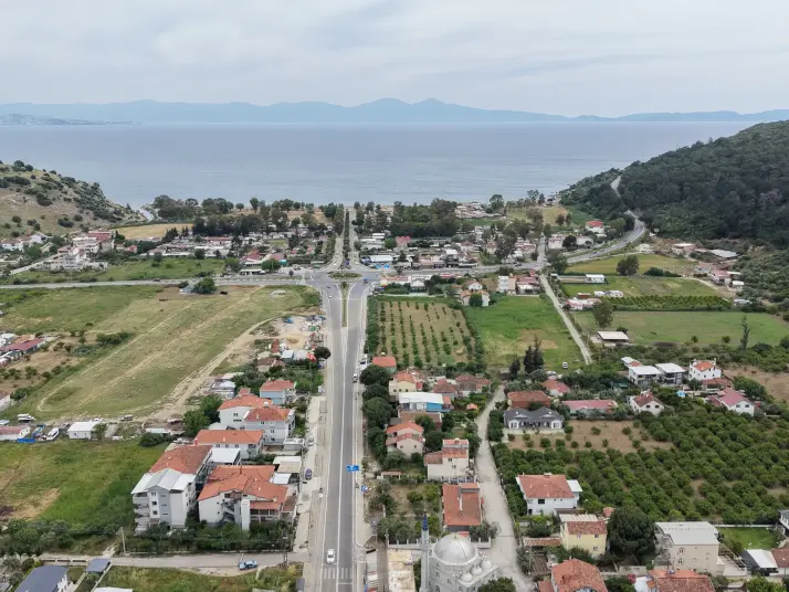 AHMETBEYLİ SAHİL ANACADDEDE SATILIK TEKTAPU 750 M2 ARSA 8 DAİRE KELEPİR FİYATA