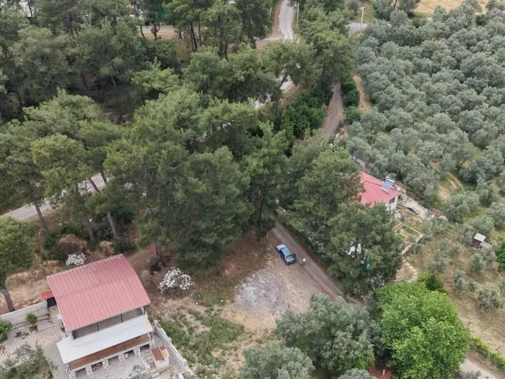 ATAKÖYDE SATILIK TEKTAPU 1.000 M2 KÖY KENARI ARSA GİBİ BAHÇE