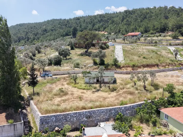 ÇATALCADA SATILIK 624 M2 TAPULU KÖYİÇİ TAŞ DUVAR ÇEVRİLİ 90 M2 NUMARATAJLI EV