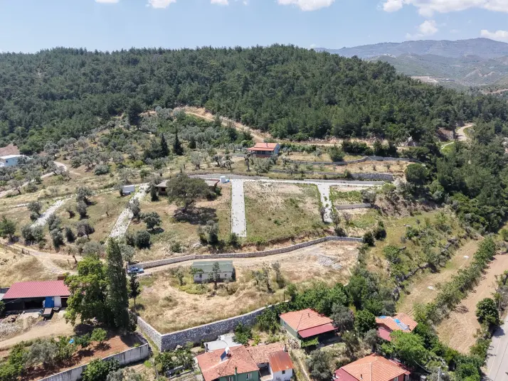 ÇATALCADA SATILIK 624 M2 TAPULU KÖYİÇİ TAŞ DUVAR ÇEVRİLİ 90 M2 NUMARATAJLI EV