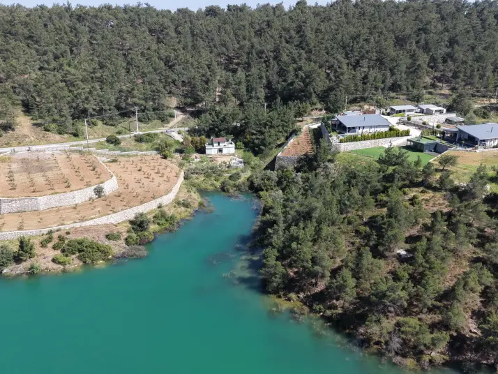 İZMİR ÇATALCADA SATILIK TEKTAPU 1.000 M2 GÖLE SIFIR RUHSATLI EV+ELEKTRİK+SU