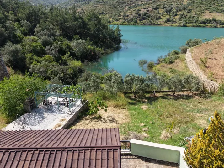 İZMİR ÇATALCADA SATILIK TEKTAPU 1.000 M2 GÖLE SIFIR RUHSATLI EV+ELEKTRİK+SU