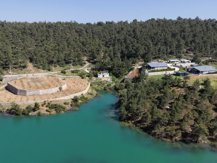 İZMİR ÇATALCADA SATILIK TEKTAPU 1.000 M2 GÖLE SIFIR RUHSATLI EV+ELEKTRİK+SU
