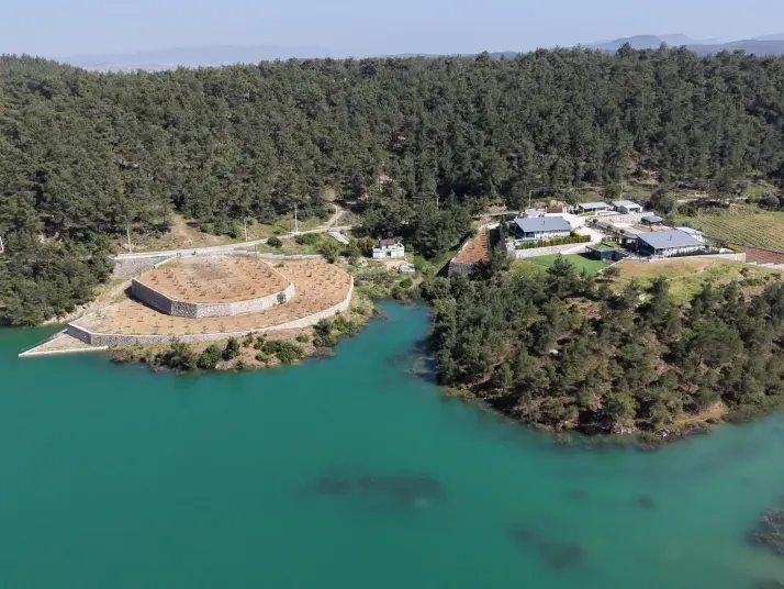 İZMİR ÇATALCADA SATILIK TEKTAPU 1.000 M2 GÖLE SIFIR RUHSATLI EV+ELEKTRİK+SU