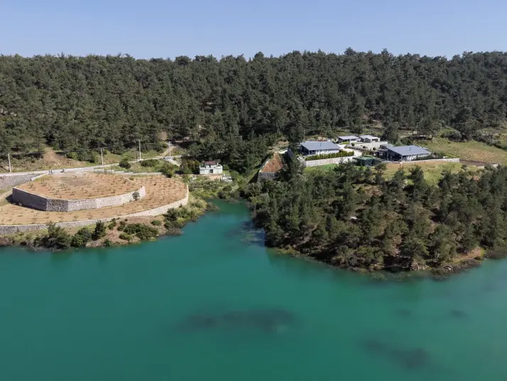 İZMİR ÇATALCADA SATILIK TEKTAPU 1.000 M2 GÖLE SIFIR RUHSATLI EV+ELEKTRİK+SU