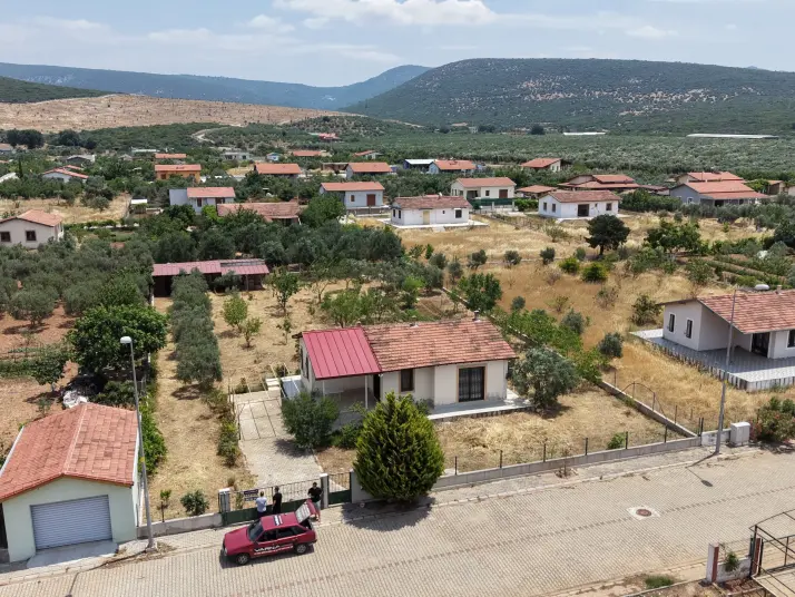 SERKÖY ÇİFTLİK EVLERİNDE SATILIK 1.500 M2 ARSA 100 M2 MÜSTAKİL EV