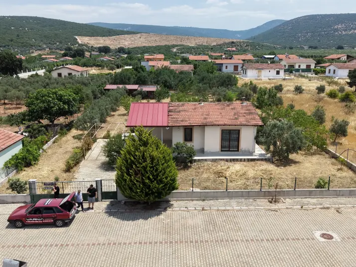 SERKÖY ÇİFTLİK EVLERİNDE SATILIK 1.500 M2 ARSA 100 M2 MÜSTAKİL EV