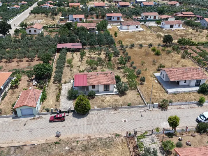 SERKÖY ÇİFTLİK EVLERİNDE SATILIK 1.500 M2 ARSA 100 M2 MÜSTAKİL EV