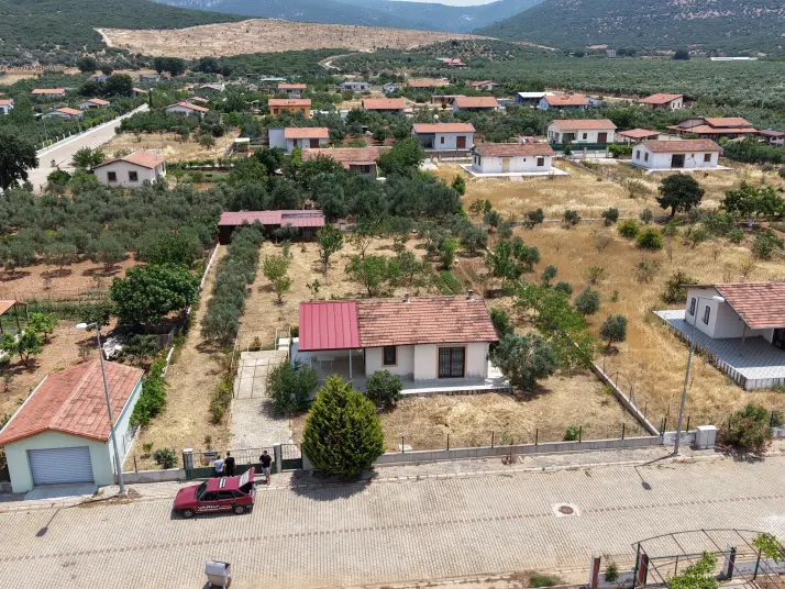 SERKÖY ÇİFTLİK EVLERİNDE SATILIK 1.500 M2 ARSA 100 M2 MÜSTAKİL EV