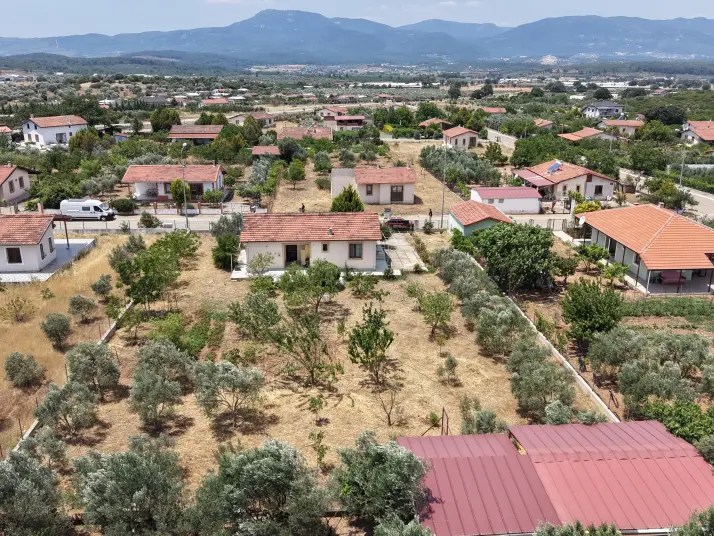 SERKÖY ÇİFTLİK EVLERİNDE SATILIK 1.500 M2 ARSA 100 M2 MÜSTAKİL EV