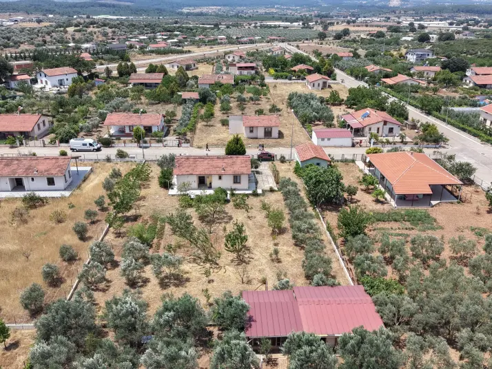 SERKÖY ÇİFTLİK EVLERİNDE SATILIK 1.500 M2 ARSA 100 M2 MÜSTAKİL EV
