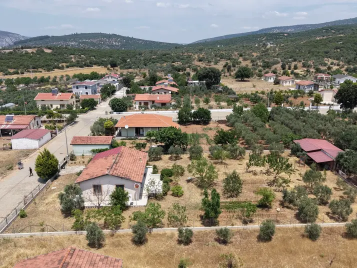 SERKÖY ÇİFTLİK EVLERİNDE SATILIK 1.500 M2 ARSA 100 M2 MÜSTAKİL EV