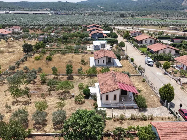SERKÖY ÇİFTLİK EVLERİNDE SATILIK 1.500 M2 ARSA 100 M2 MÜSTAKİL EV